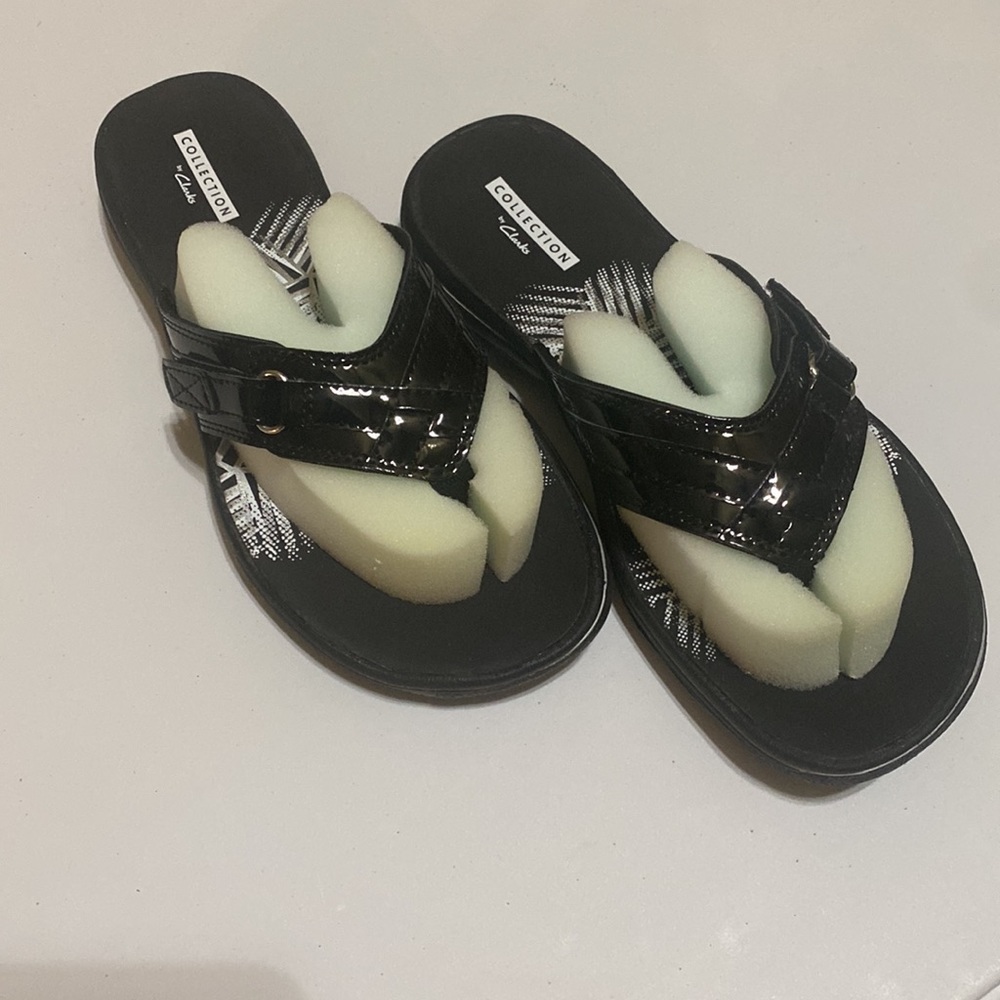*NWT* Clarks Collection Flip Flops - glossy black - size: 6M